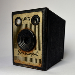 Câmera fotográfica, tipo caixão (box), para filme 120, produzida pela Exacta, modelo Triumph