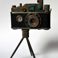 Isqueiro em formato de câmera [35mm], com tripé