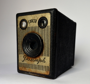 Câmera fotográfica, tipo caixão (box), para filme 120, produzida pela Exacta, modelo Triumph